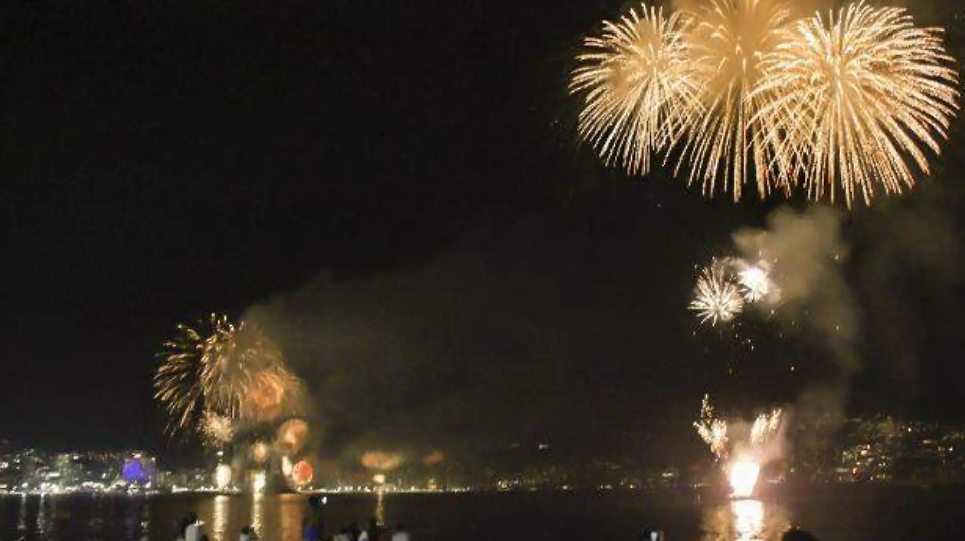 Pirotecnia en la bahía de acapulco